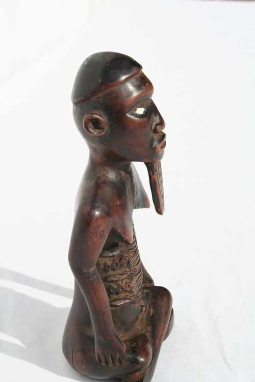 Beembe (statuette assise), d`afrique : rép.Congo Brazza., statuette Beembe (statuette assise), masque ancien africain Beembe (statuette assise), art du rép.Congo Brazza. - Art Africain, collection privées Belgique. Statue africaine de la tribu des Beembe (statuette assise), provenant du rép.Congo Brazza., 1558/2010k.Belle statuette Beembe,homme avec barbe assis les jambes croissé,les yeux blancs,de belle scarifications sur l